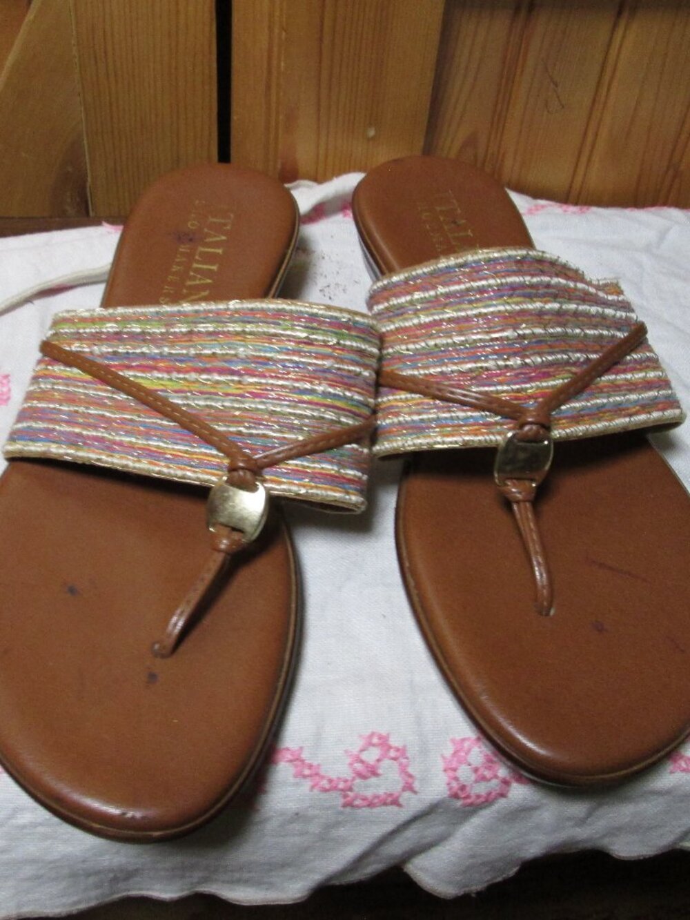 Ladies 9 Italian shoemaker leather and pastels and gold flip flop glam